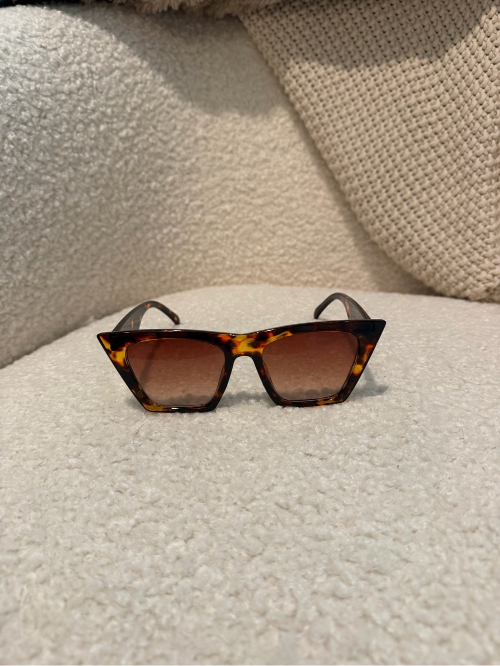Tortoiseshell Oversized Cat-Eye Sunglasses with Brown Gradient Lenses - Picture 2 of 5